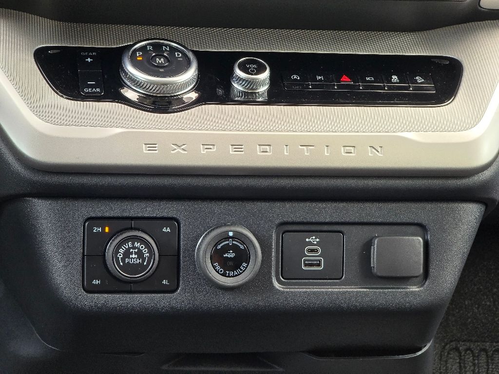 2025 Ford Expedition XL photo 13