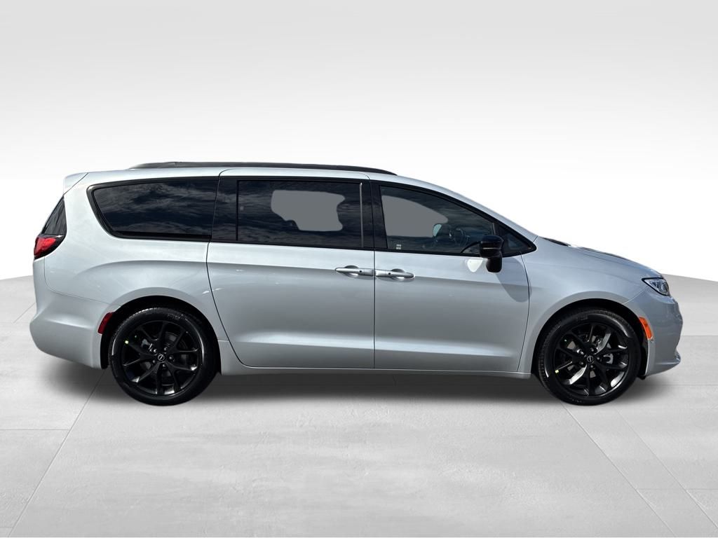 2026 Chrysler Pacifica photo 5