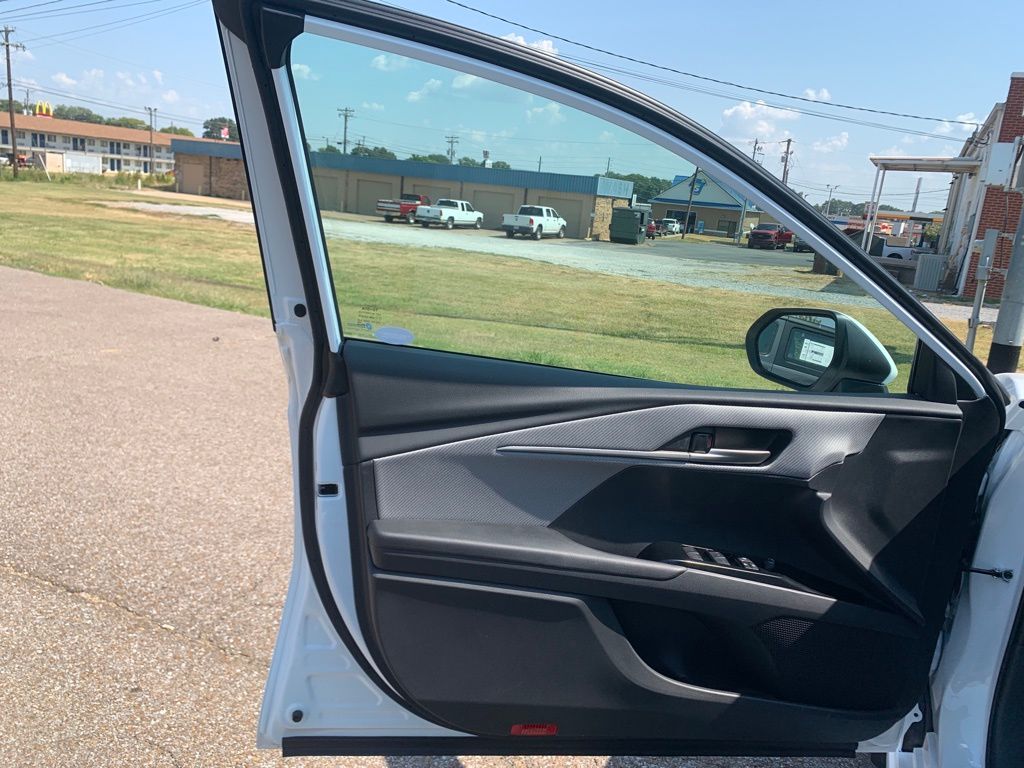 2025 Toyota Camry SE photo 10