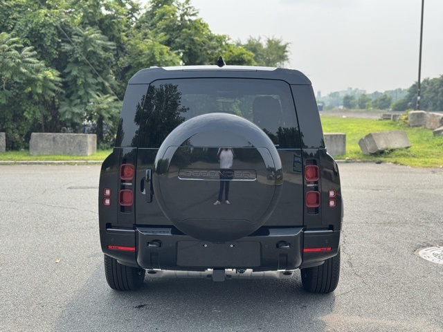2025 Land Rover Defender 130 X-Dynamic SE photo 3