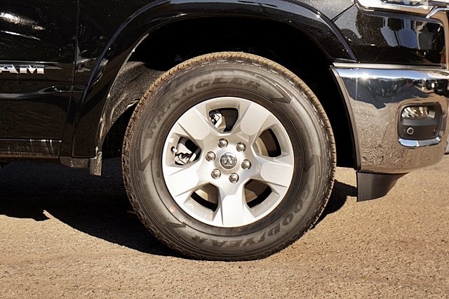 New 2025 Diamond Black Crystal Pearl-Coat Exterior Paint RAM Big Horn/Lone Star image 8