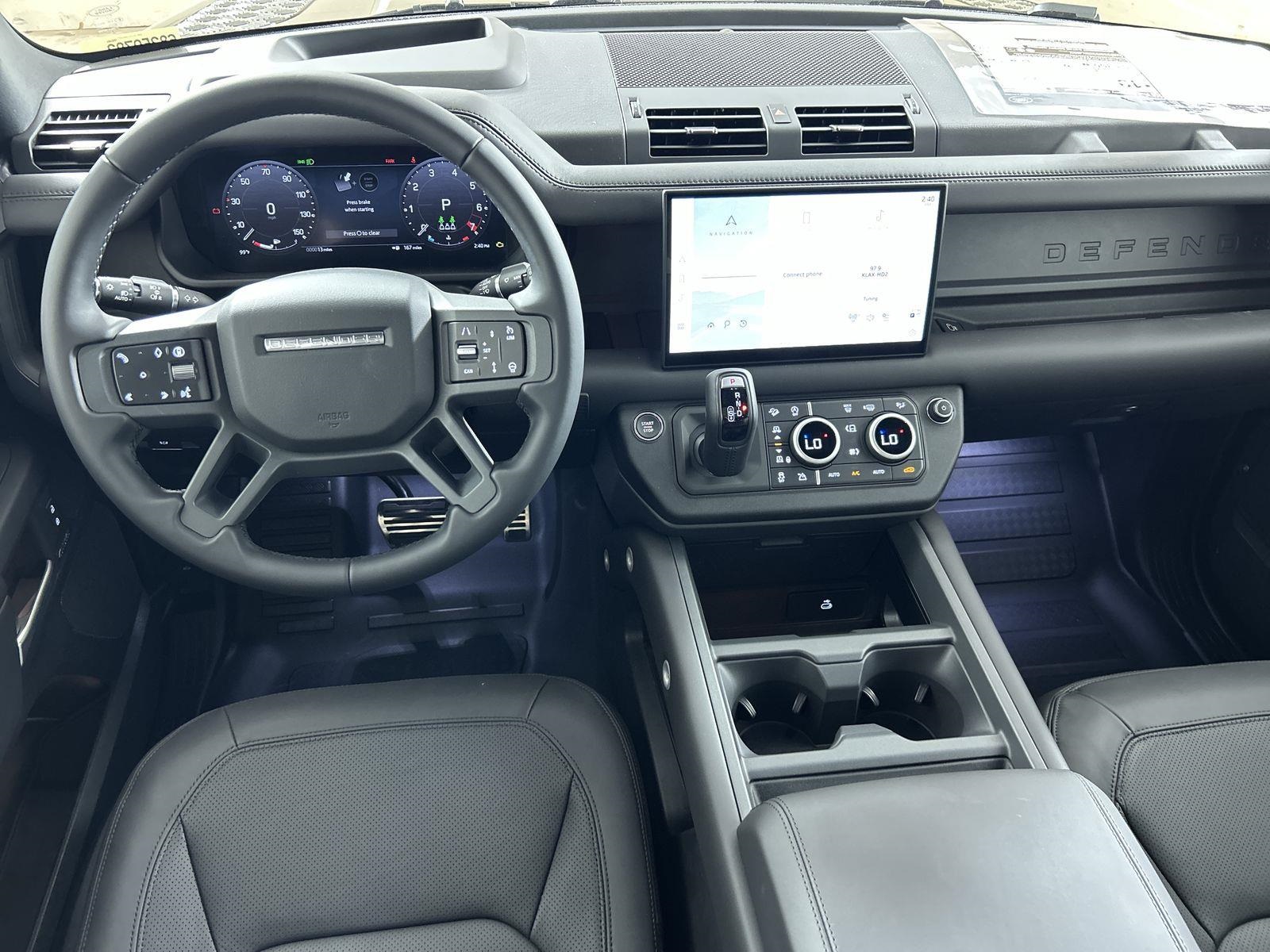 2025 Land Rover Defender 130 X-Dynamic SE photo 9