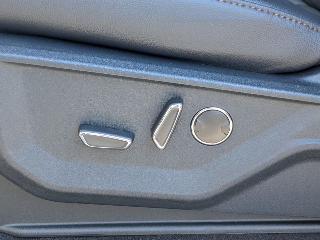 2025 Ford F-150 Lariat photo 14