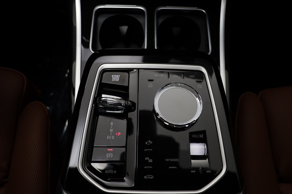 2026 Bmw 750e photo 11