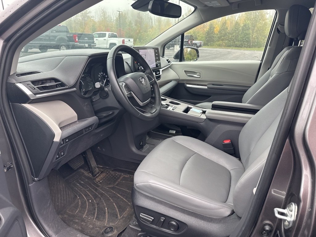 2023 Toyota Sienna XLE photo 4