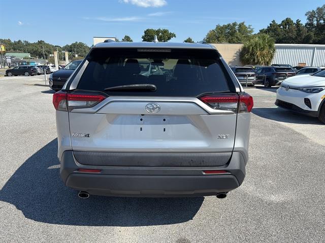 2019 Toyota RAV4 XLE photo 5