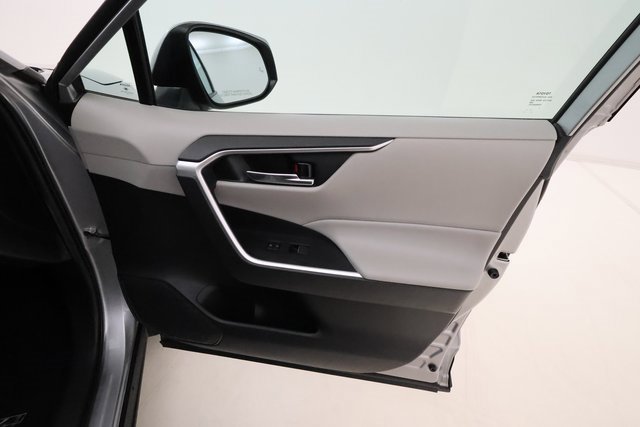 2022 Toyota RAV4 Hybrid XLE photo 22