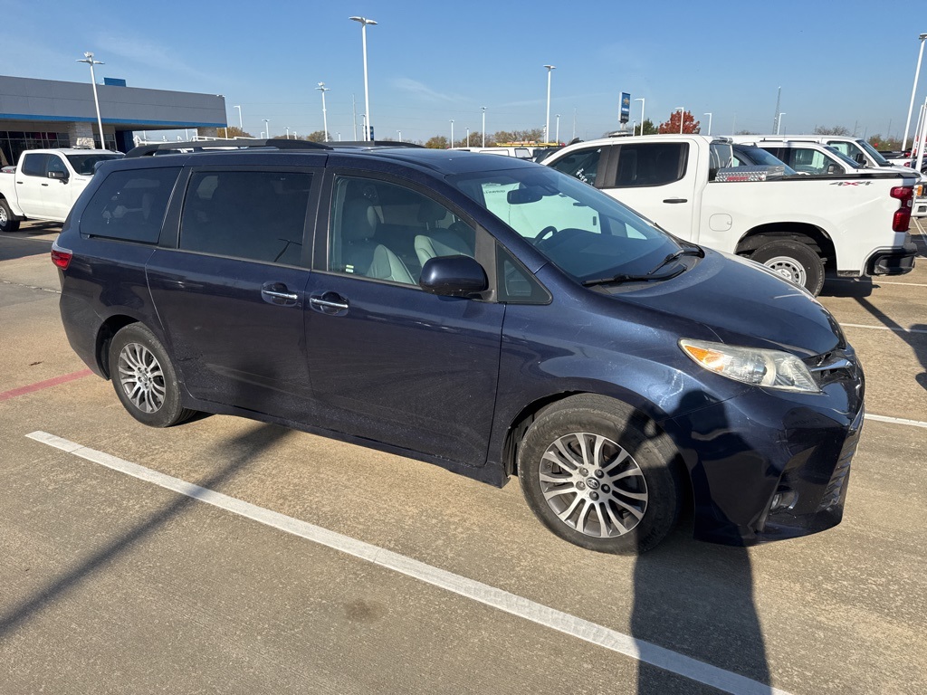 2018 Toyota Sienna XLE's photo