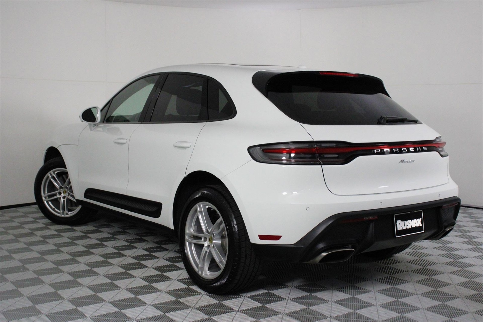 2025 Porsche Macan photo 3