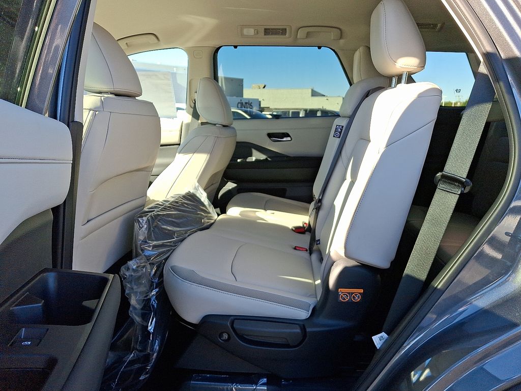 2025 Nissan Pathfinder SL photo 3