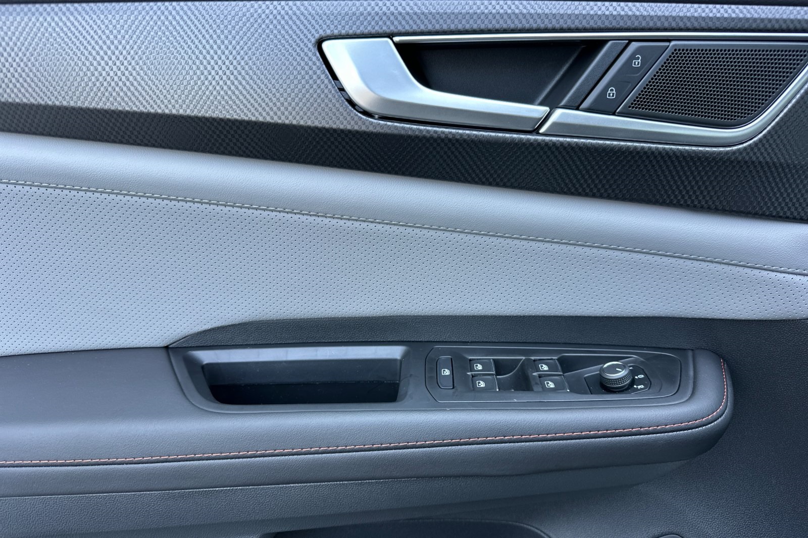 2025 Volkswagen Atlas Peak Edition SE photo 9