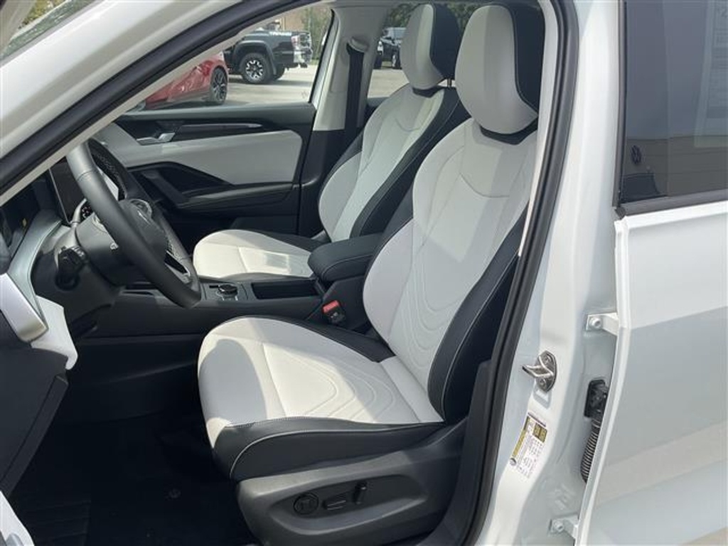 2025 Volkswagen Tiguan SE photo 3