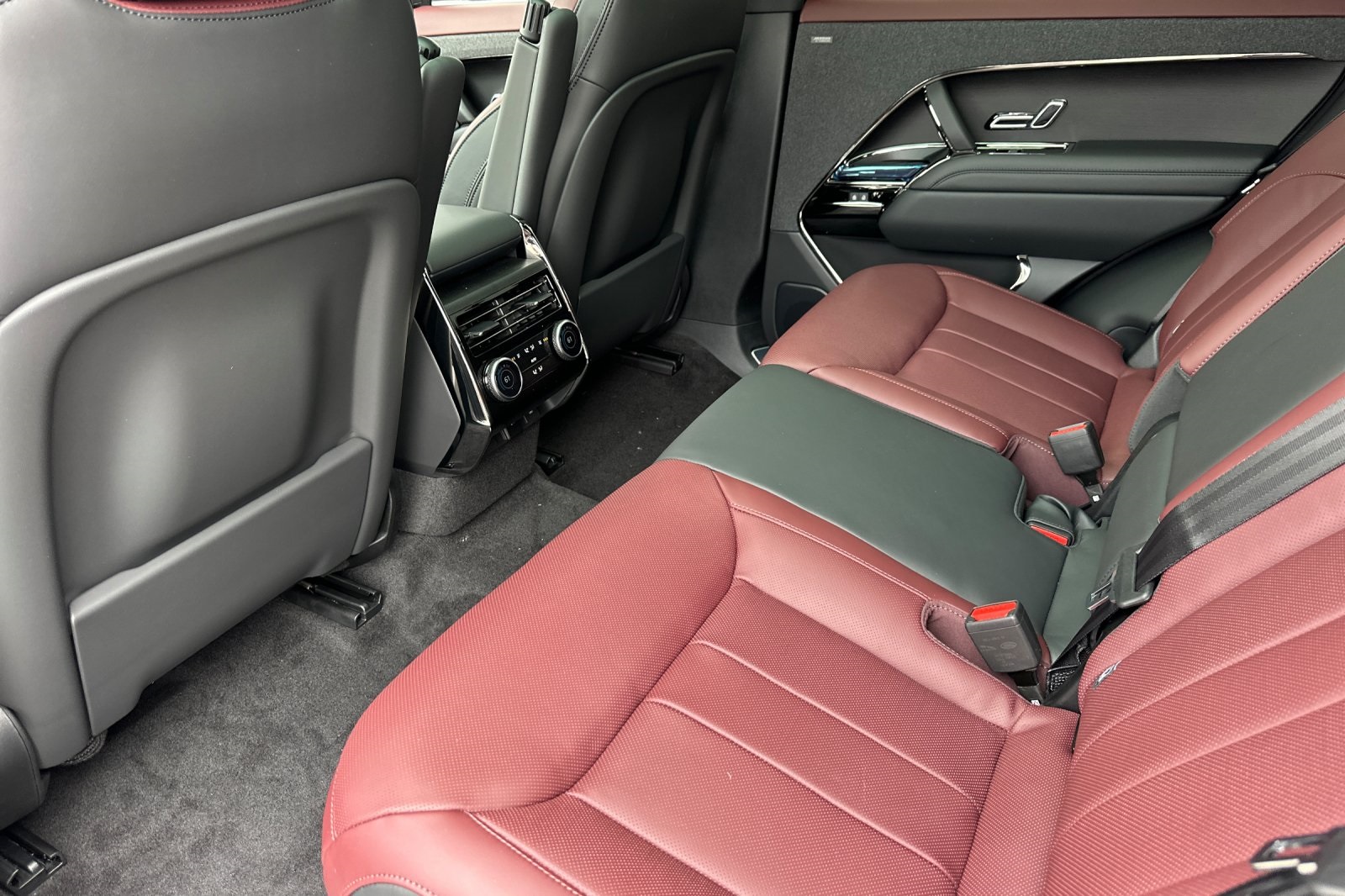 2025 Land Rover Range Rover Sport SE photo 13