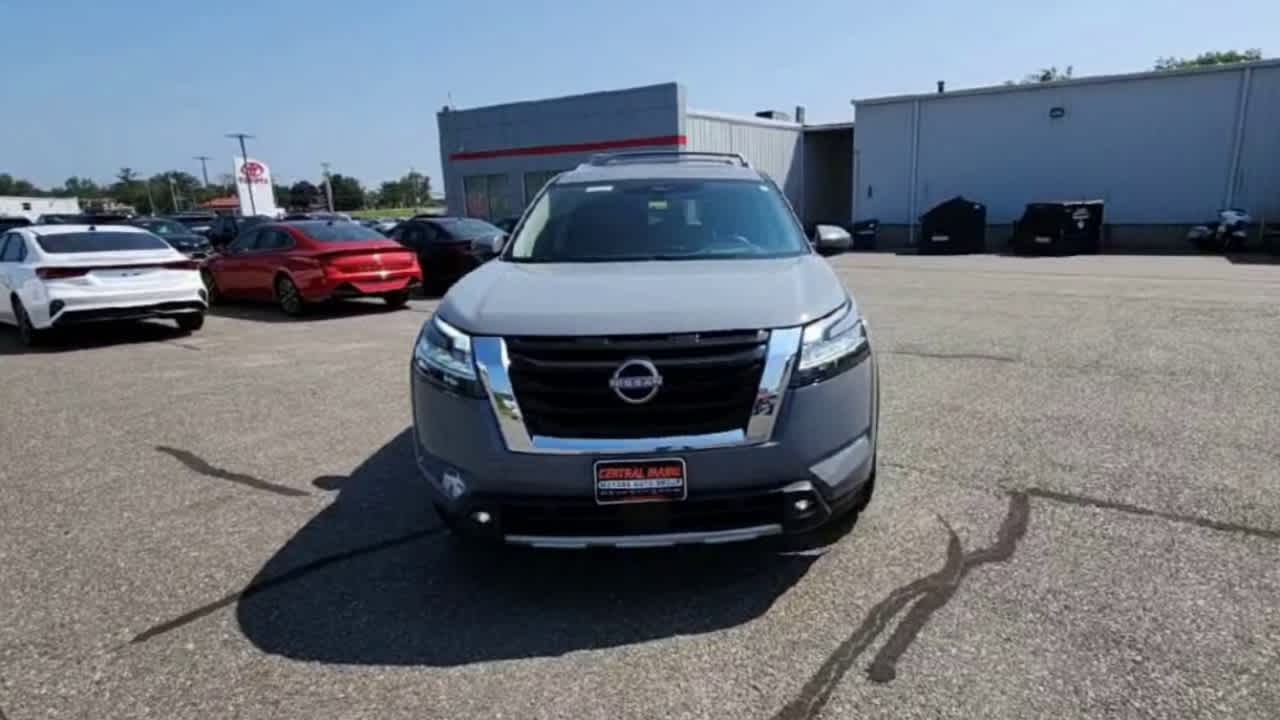 2023 Nissan Pathfinder Platinum photo 3