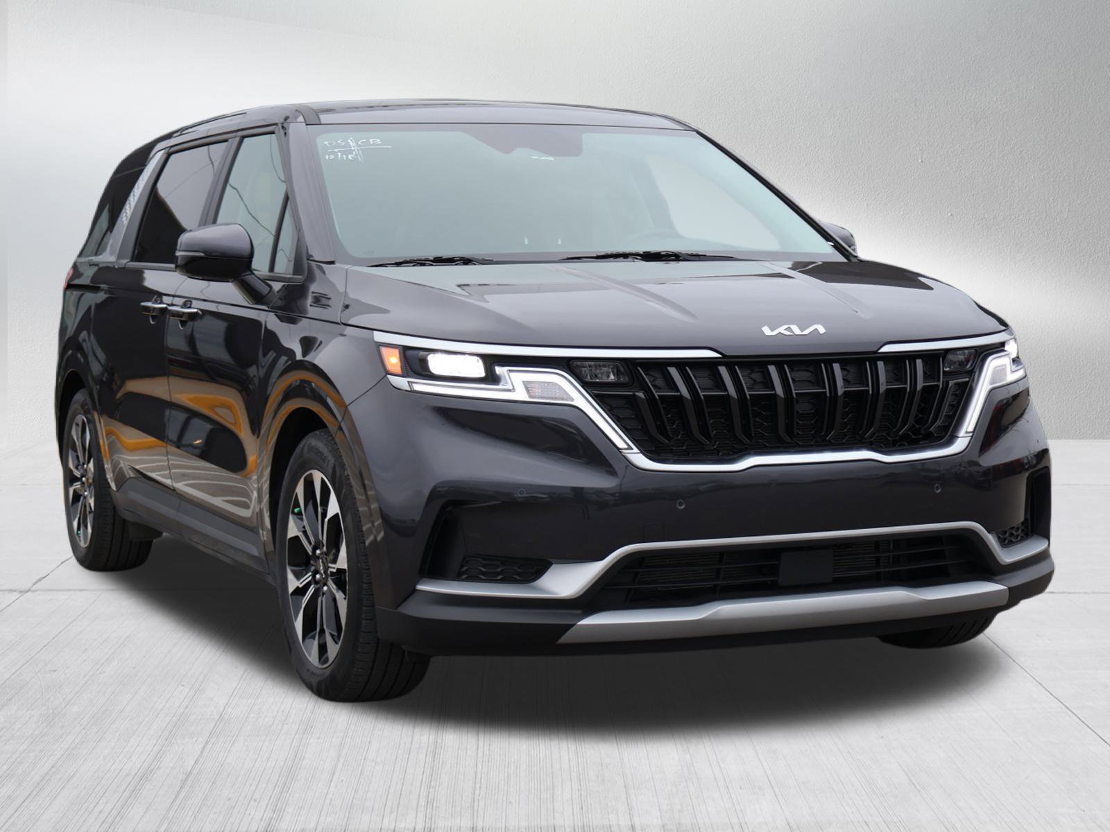 2022 Kia Carnival EX's photo