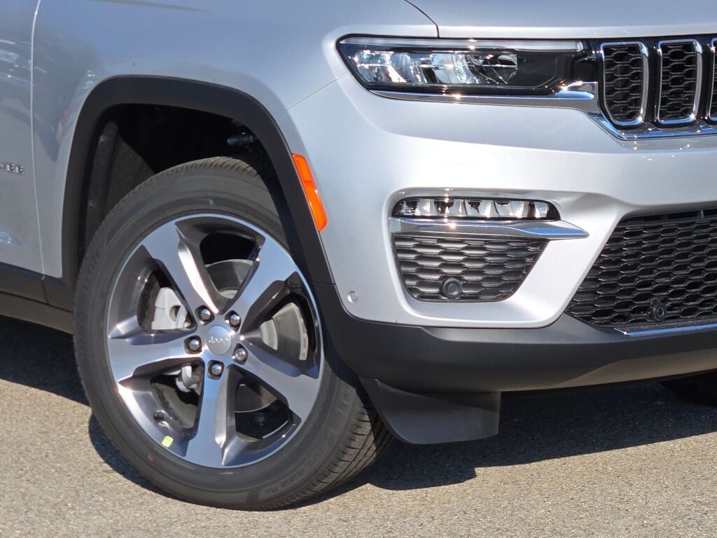 2025 Jeep Grand Cherokee Limited photo 3