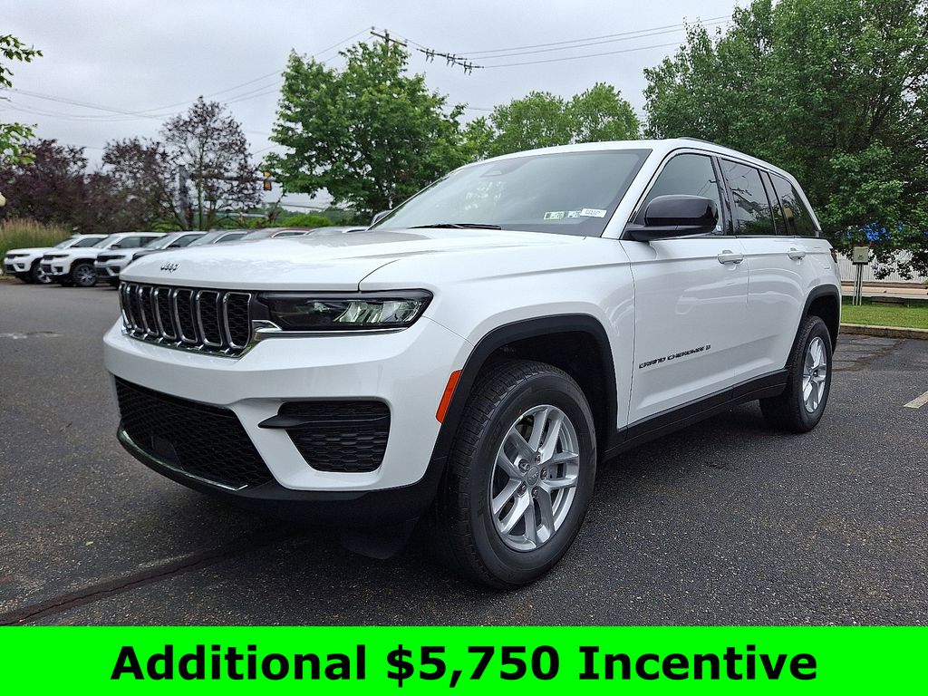 2025 Jeep Grand Cherokee Laredo photo 2