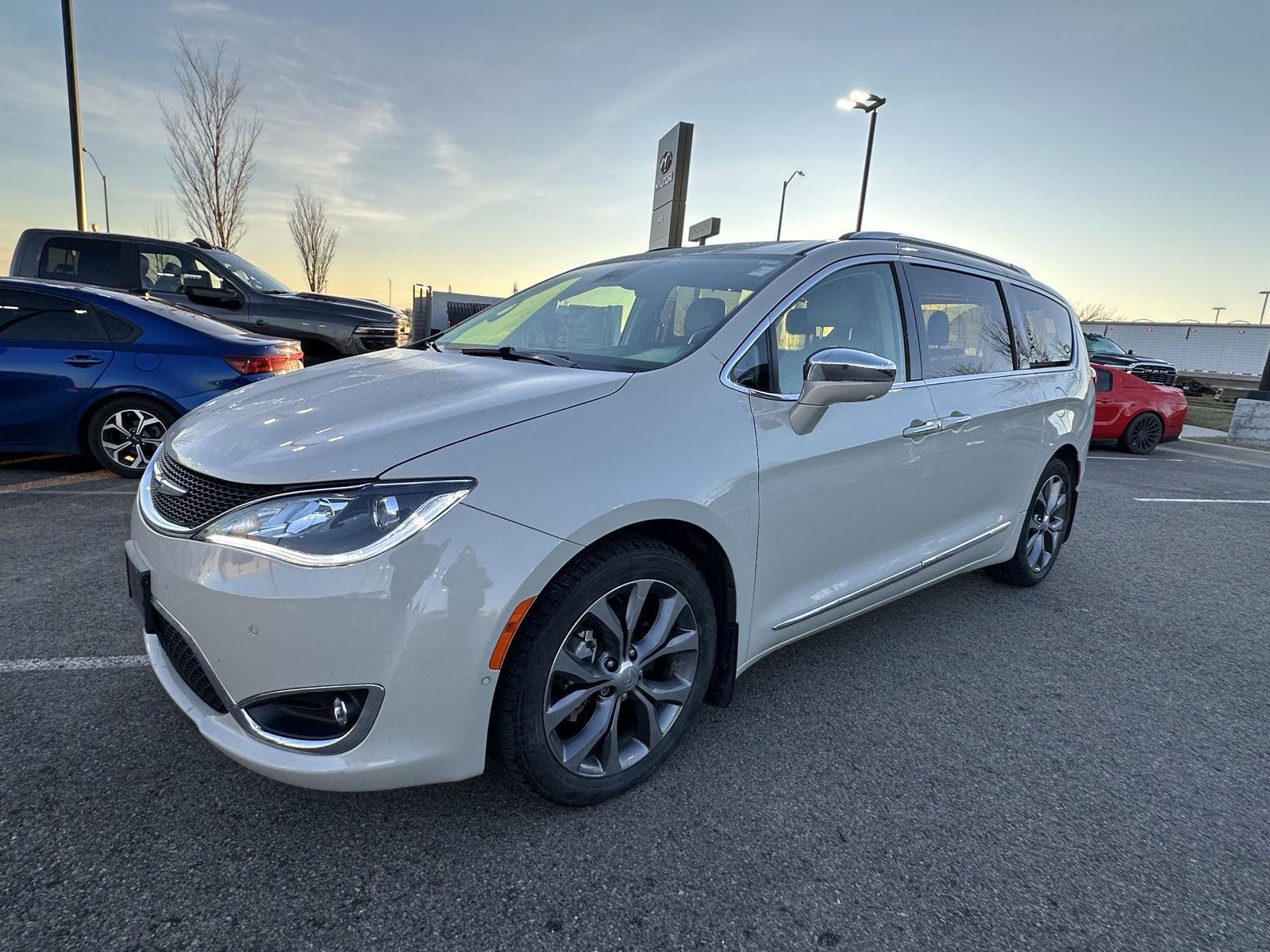 2019 Chrysler Pacifica Limited's photo