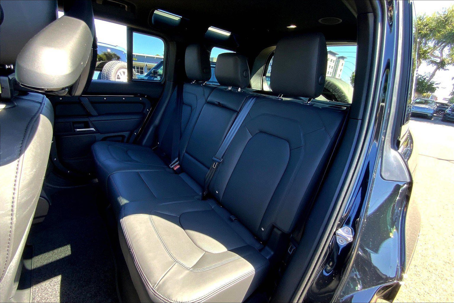 2025 Land Rover Defender 110 X-Dynamic SE photo 10