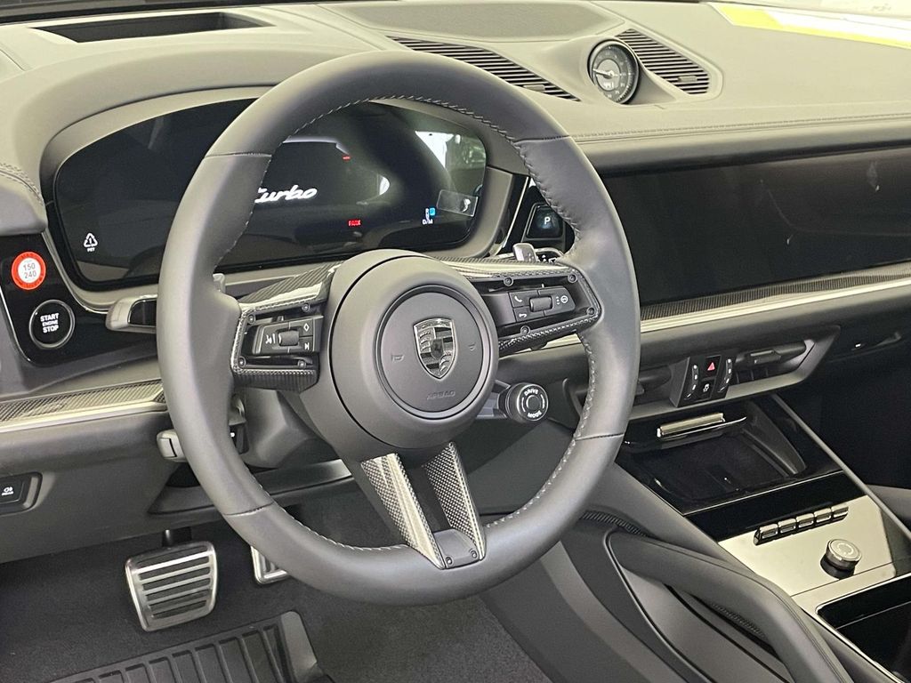 2025 Porsche Cayenne Turbo E-Hybrid photo 4
