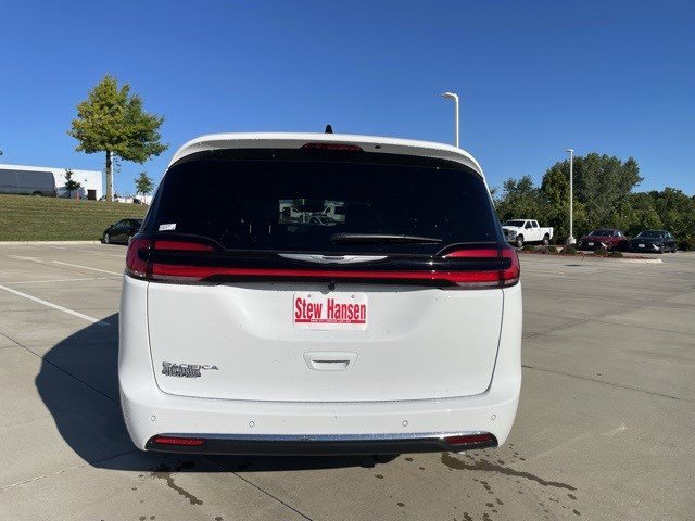 2026 Chrysler Pacifica photo 3