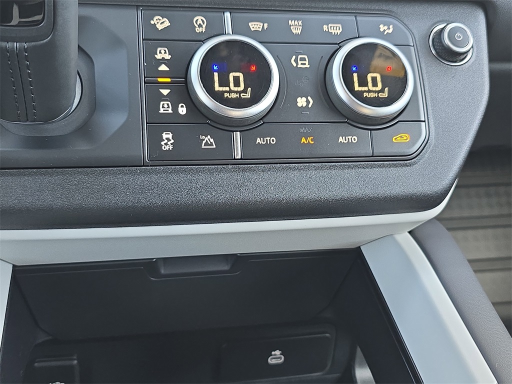 2025 Land Rover Defender 110 X-Dynamic SE photo 21