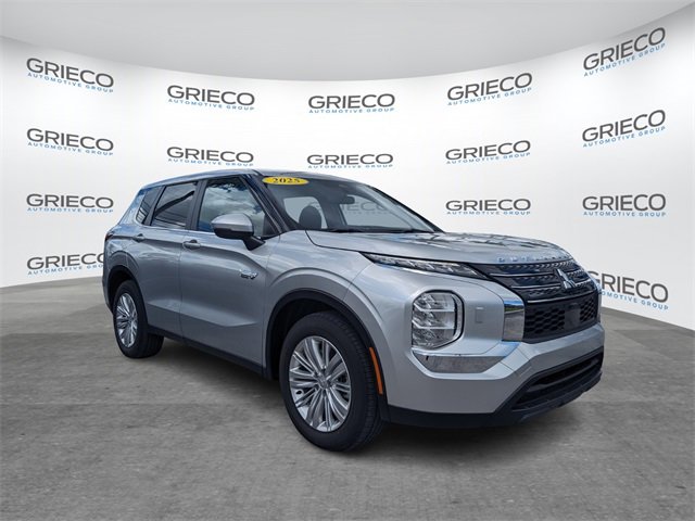 2025 Mitsubishi Outlander Plug-in Hybrid ES's photo