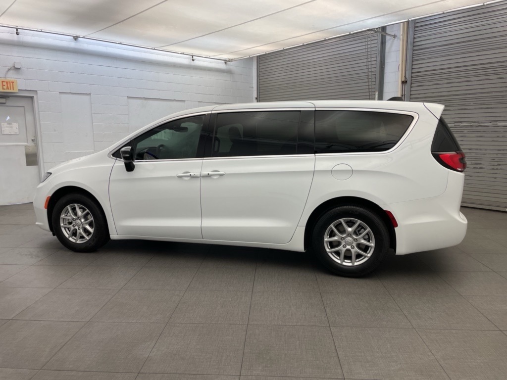 2026 Chrysler Pacifica photo 4