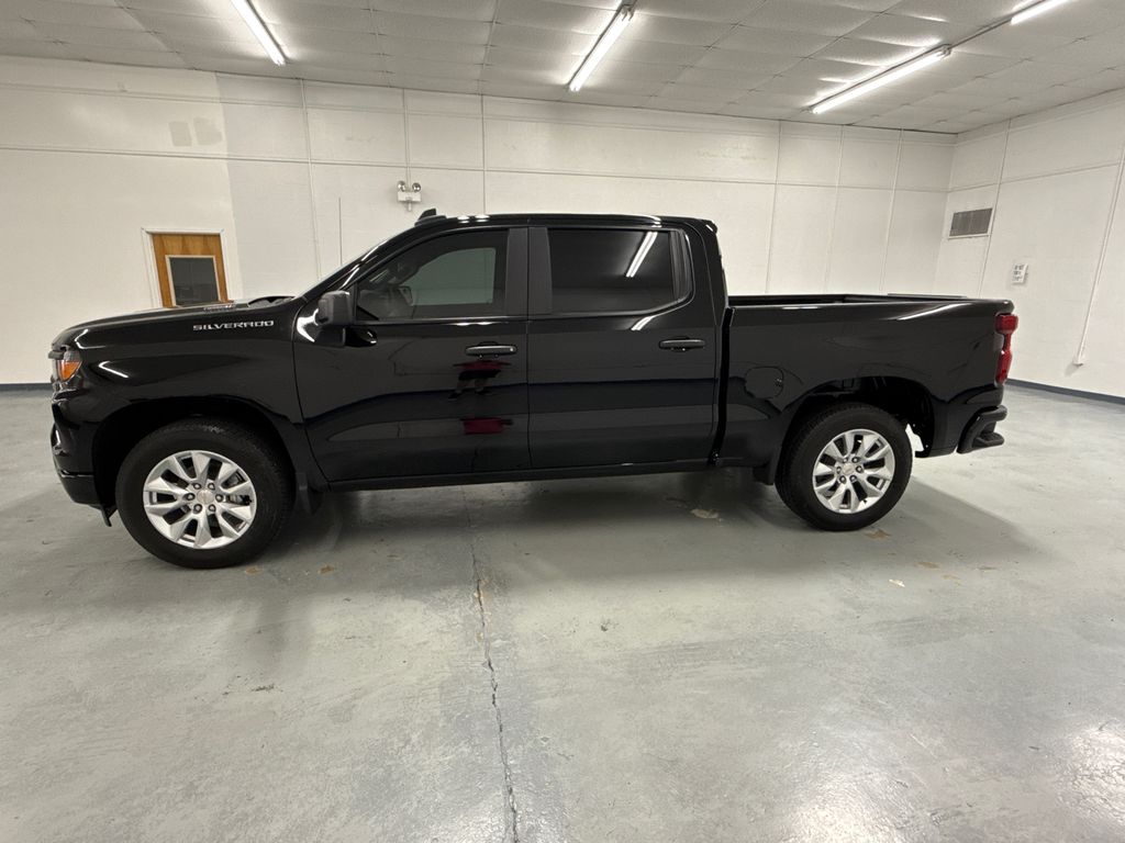 2025 Chevrolet Silverado 1500 Custom photo 2