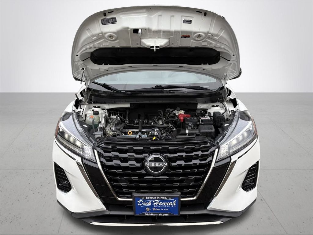 2023 Nissan Kicks SR photo 3