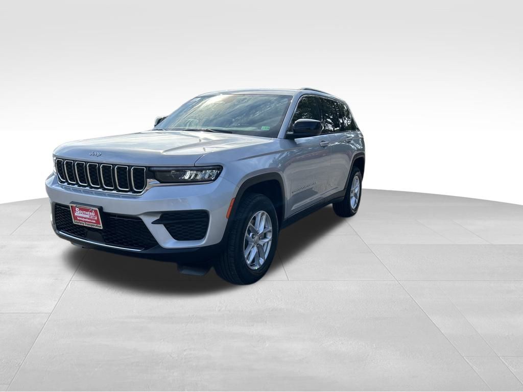2025 Jeep Grand Cherokee Laredo Altitude photo 2
