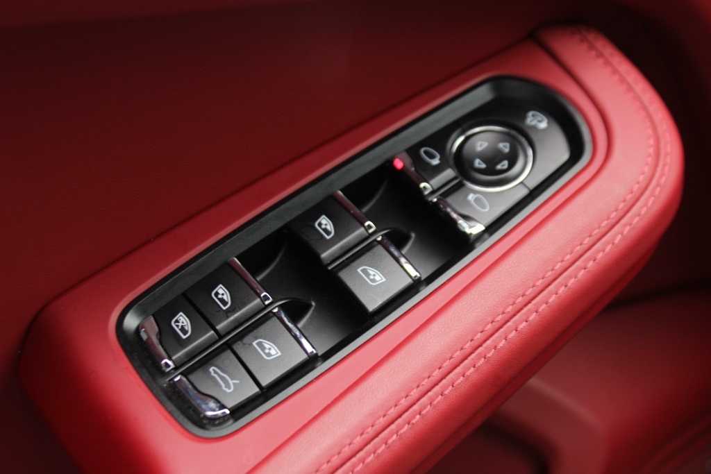2025 Porsche Macan Base photo 19