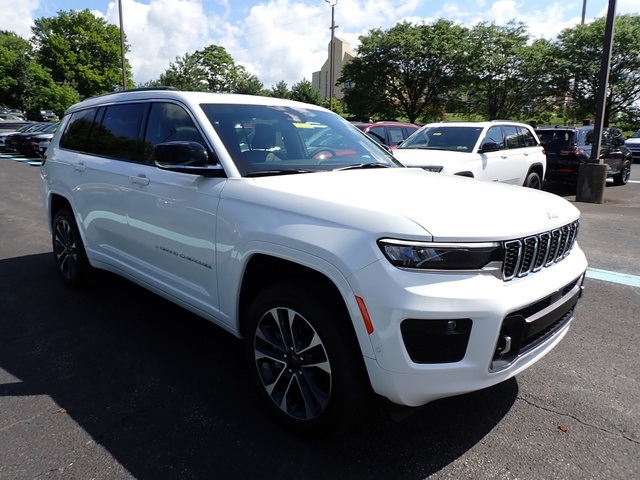 2025 Jeep Grand Cherokee Overland photo 4