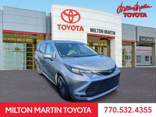2024 Toyota Sienna XLE's photo