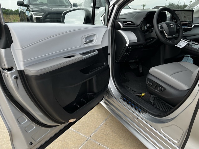 2025 Toyota Sienna XLE photo 11