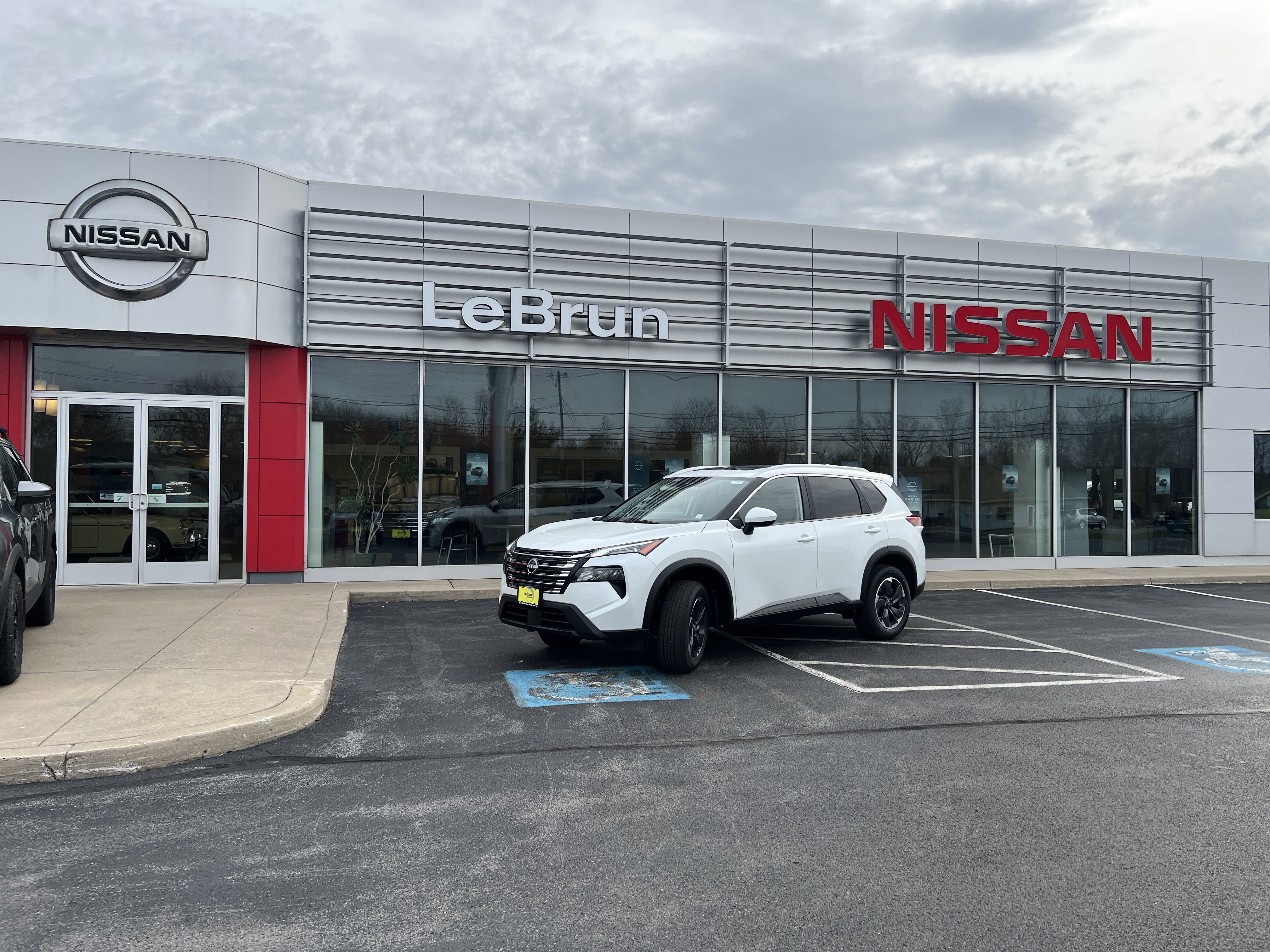 2026 Nissan Rogue SV's photo