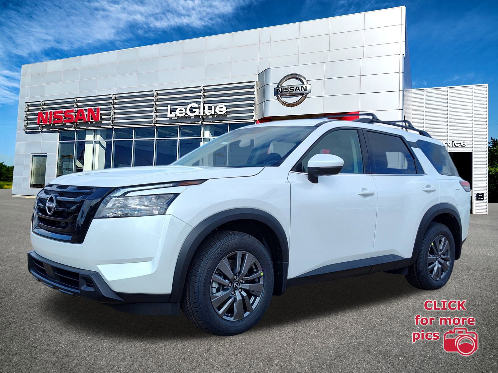 2025 Nissan Pathfinder SV's photo