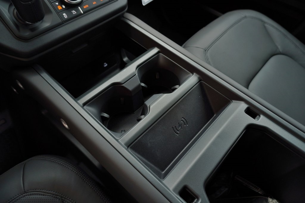 2025 Land Rover Defender 110 X-Dynamic SE photo 29
