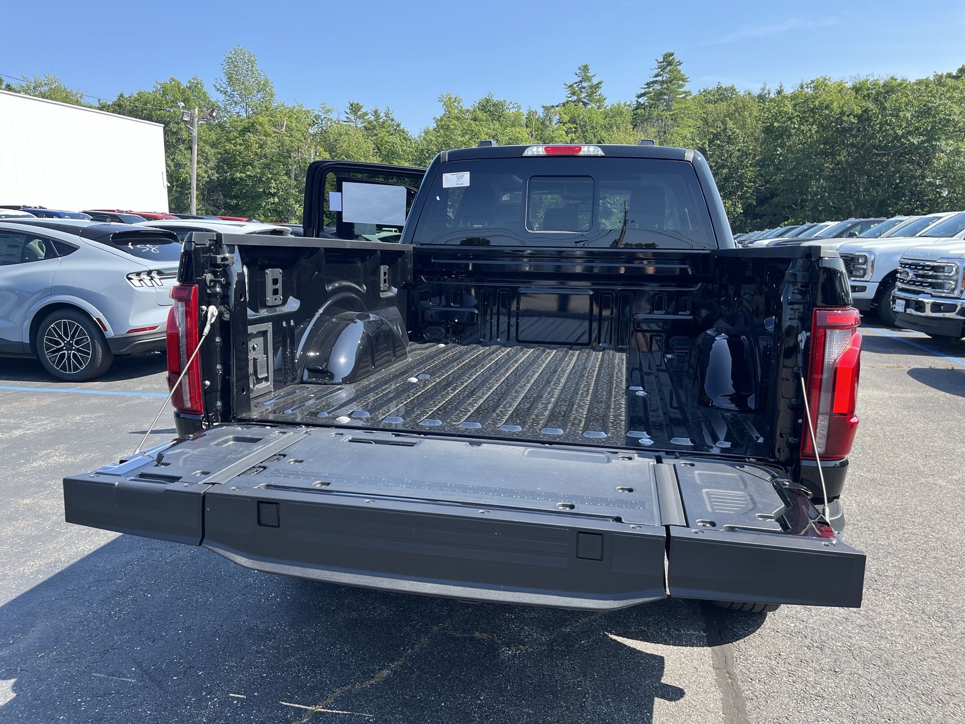 2025 Ford F-150 Lariat photo 3