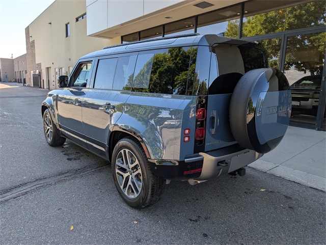 2025 Land Rover Defender 110 X-Dynamic SE photo 3
