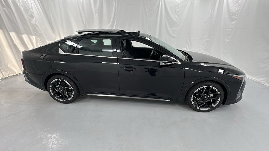 2025 Kia K4 GT-Line photo 2