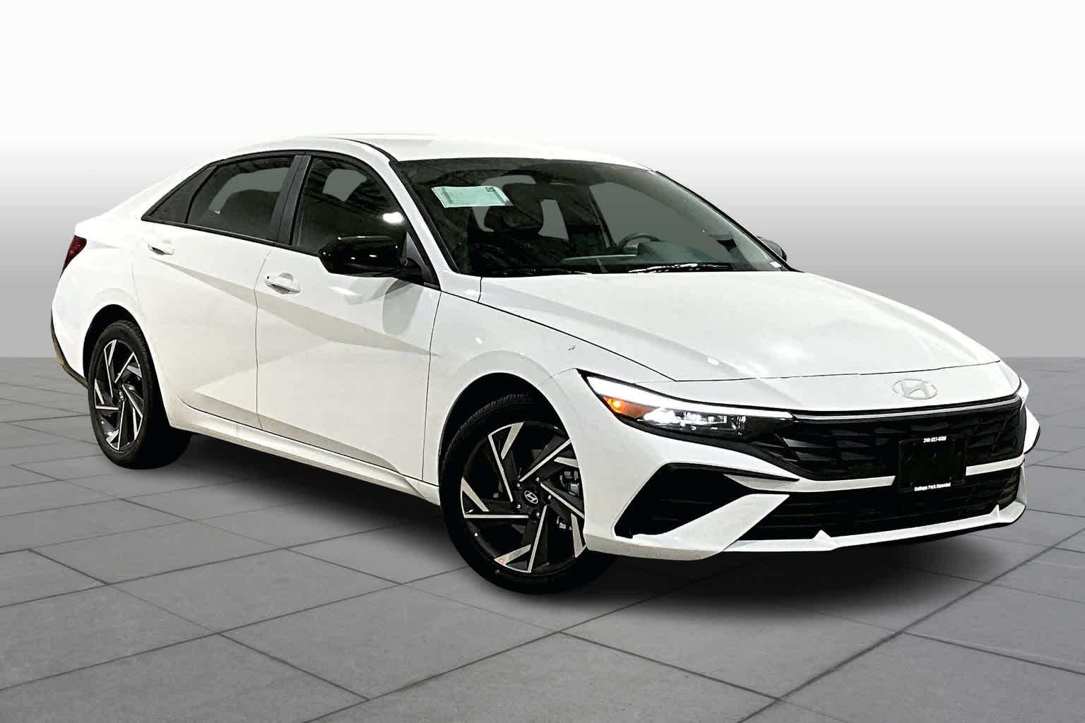 2025 Hyundai Elantra SEL Sport photo 2