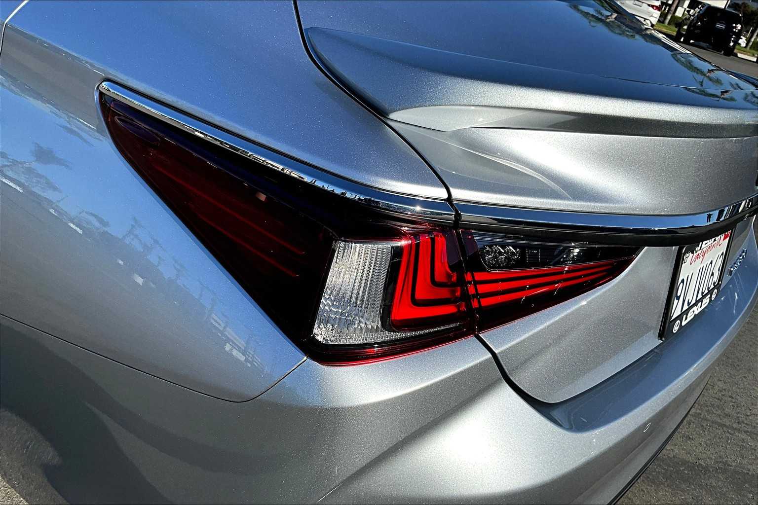 2025 Lexus ES 300h photo 26