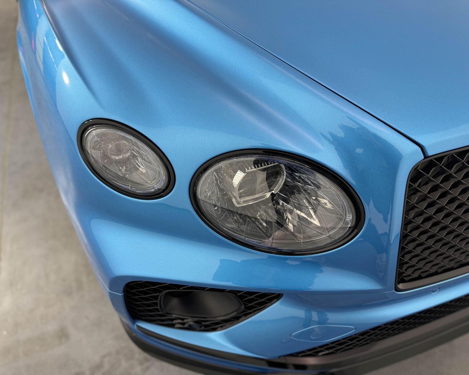 2023 Bentley Bentayga V8 photo 39