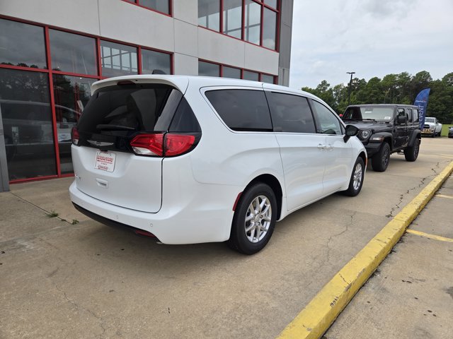 2026 Chrysler Voyager LX photo 6