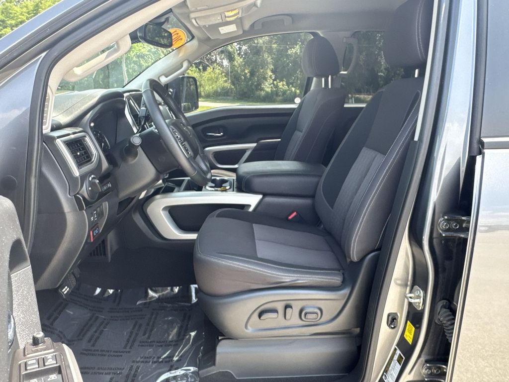 2021 Nissan Titan SV photo 12