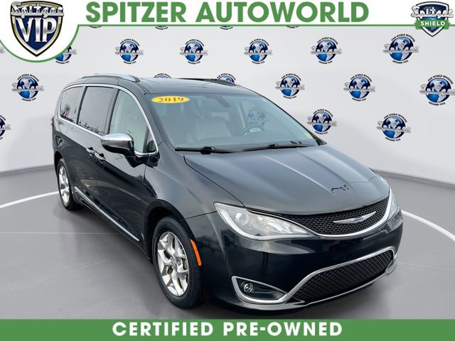 2019 Chrysler Pacifica Limited's photo