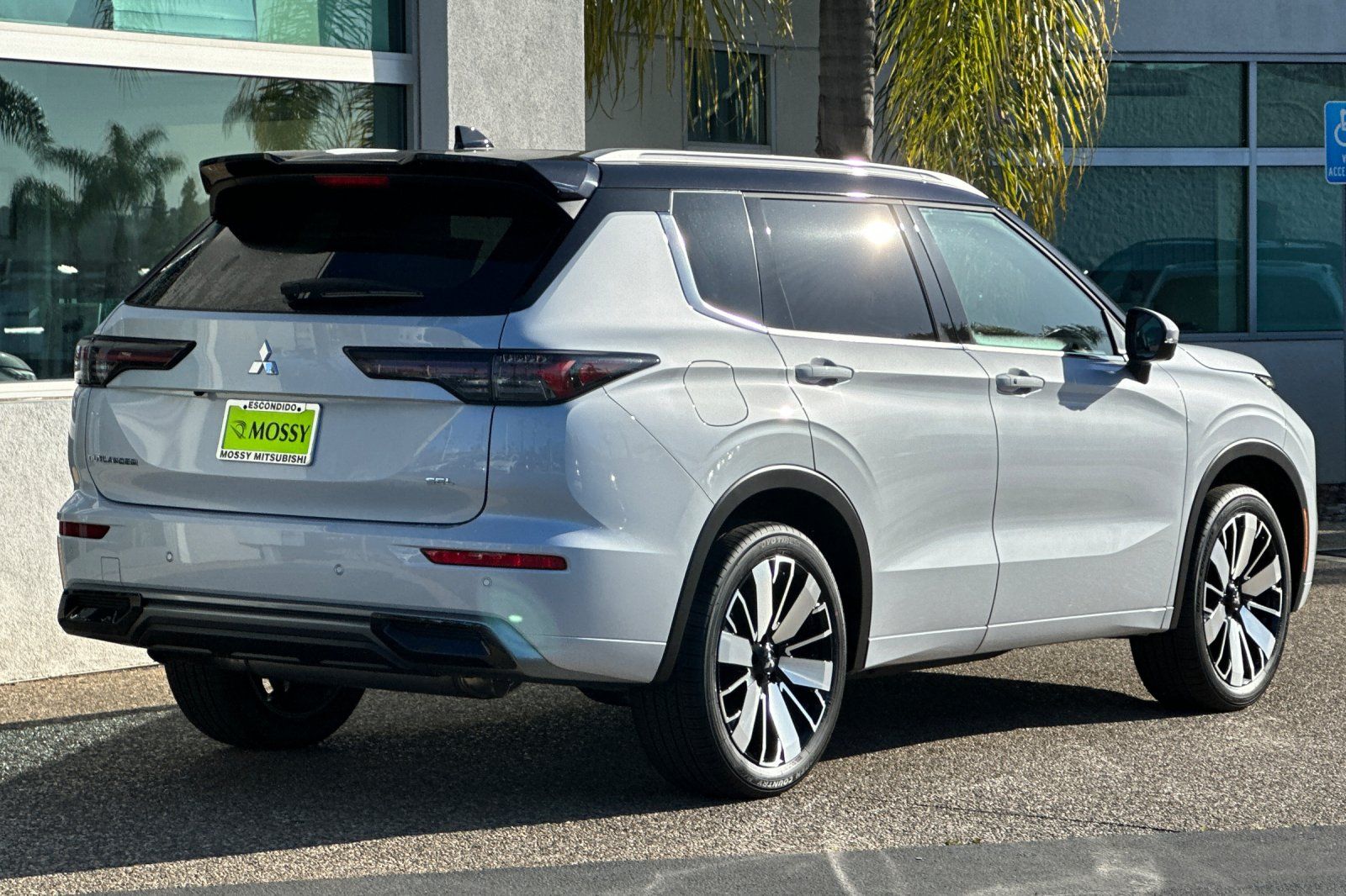 2025 Mitsubishi Outlander SEL photo 4