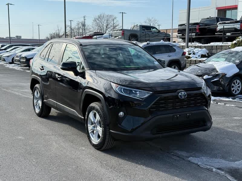 2021 Toyota RAV4 XLE's photo