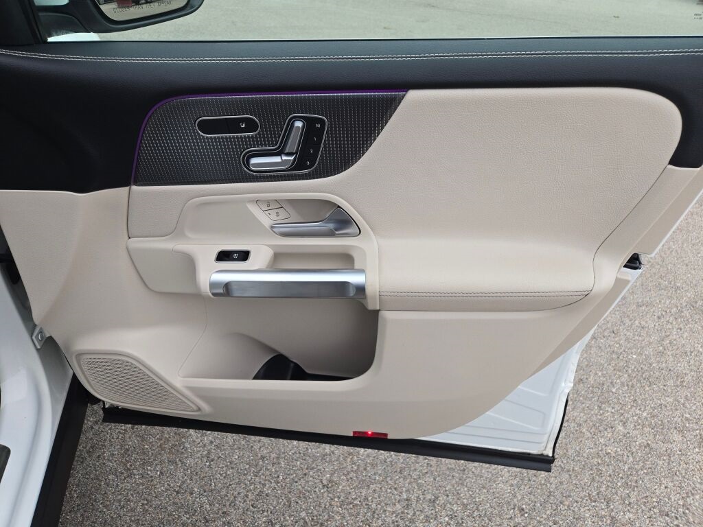 2021 Mercedes Benz GLB 250 4MATIC photo 2